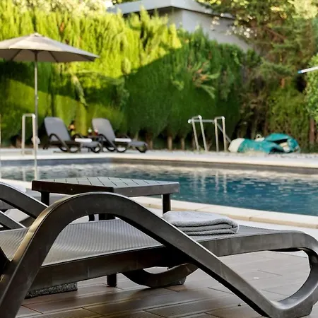 Elegant With Pool Near *