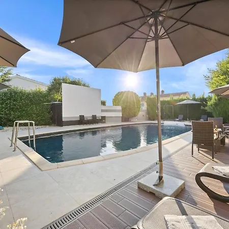 ベッド・アンド・ブレックファスト Elegant With Pool Near *